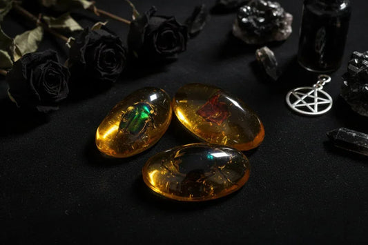 Glow Amber Insect Pendant - Sorceress Sanctuary Kim Po-color mixing